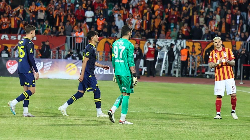 Fenerbahçe-Spieler verlassen den Platz – unter dem Applaus von Galatasaray-Star Mauro Icardi.