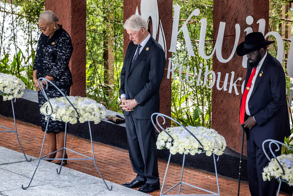 L'épouse de l'ancien président sud-africain Nelson Mandela, Graca Machel, l'ancien président des États-Unis Bill Clinton et le président du Sud-Soudan Salva Kiir lors des commémorations du 30e anniversaire du génocide rwandais de 1994, à Kigali, le 7 avril 2024.