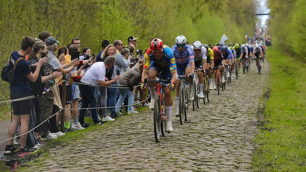 Van der Poel dominiert auch in Roubaix – Rang 5 für Küng - Gallery. Mads Pedersen, der am Ende Rang 3 belegt, führt das Feld im Wald von Arenberg an
