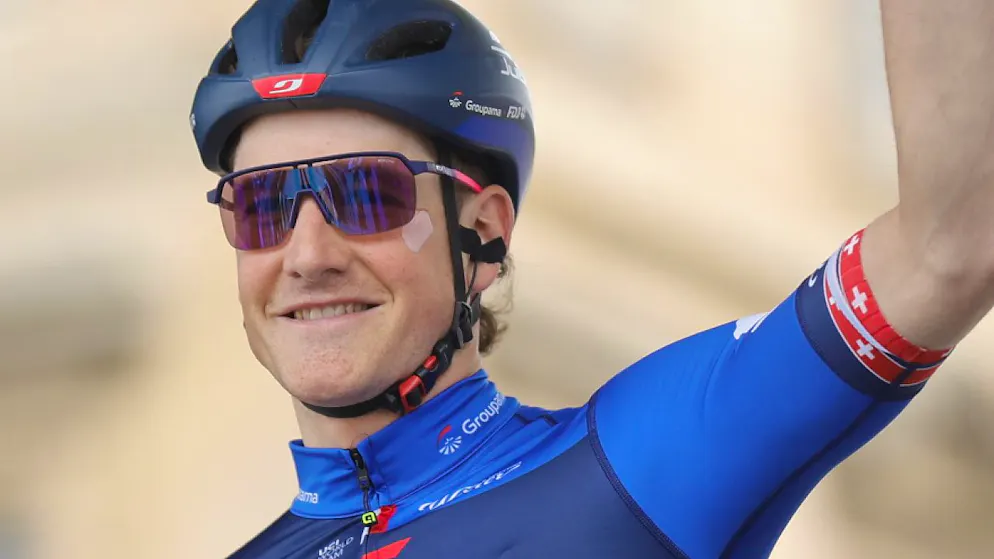 Van der Poel dominiert auch in Roubaix – Rang 5 für Küng - Gallery. Stefan Küng winkt bei der Fahrer-Präsentation vor dem Start ins Publikum