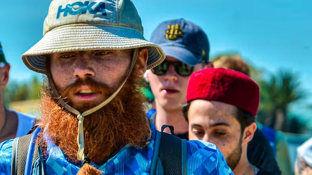 Le sportif de l'extrême Russ Cook court du sud au nord sur les 50 derniers kilomètres de sa traversée de l'Afrique, accompagné de fans.
