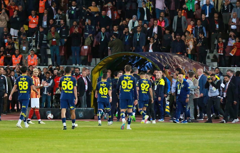 I giocatori del Fenerbahce lasciano il campo per protesta dopo 3 minuti di gioco  