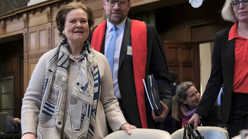 dpatopbilder - Tania von Uslar-Gleichen (l), Justiziarin und Leiterin der Rechtsabteilung des Auswärtigen Amtes von Deutschland, und Christian J. Tams, Mitglied des deutschen Anwaltsteams, treffen zu einer zweitägigen Anhörung vor dem Internationalen Gerichtshof ein. Foto: Patrick Post/AP/dpa