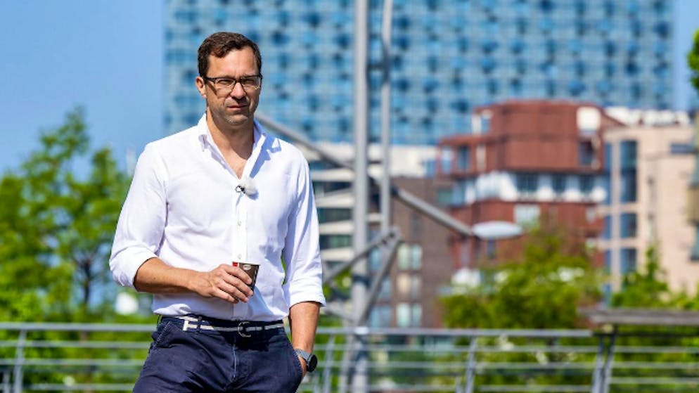 Eklat bei «Kitchen Impossible»: Mälzer: «Ich mag dich wirklich, aber ...». In der ersten «Kitchen Impossible»-Runde verlor Sternekoch Edi Frauneder gegen Mälzer mit 0,1 Punkten Unterschied in New York. Dieses Mal kochen beide in Hamburg.