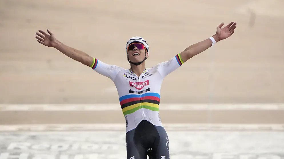 Mathieu van der Poel bejubelt beim Überqueren der Ziellinie seinen zweiten Sieg in Serie in Roubaix