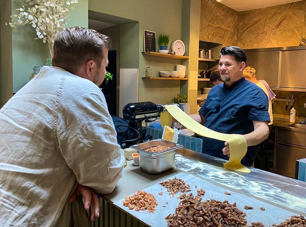 Eklat bei «Kitchen Impossible»: Mälzer: «Ich mag dich wirklich, aber ...». Freundschaftsdienst: Chefkoch Fabio Haebel und Frauneder (nicht im Bild) pulen für die Krabbenpasta gemeinsam Krabben, während Mälzer Nudeln macht.