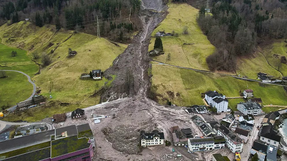 Wenn ein Erdrutsch einen Fluss blockiert, kann dies Erdbeben auslösen. Die Wahrscheinlichkeit für eine solche Verkettung der Umstände sei für die Schweiz gering, Erdrutsche treten aber immer wieder ein, wie im letzten Jahr in Schwanden GL.