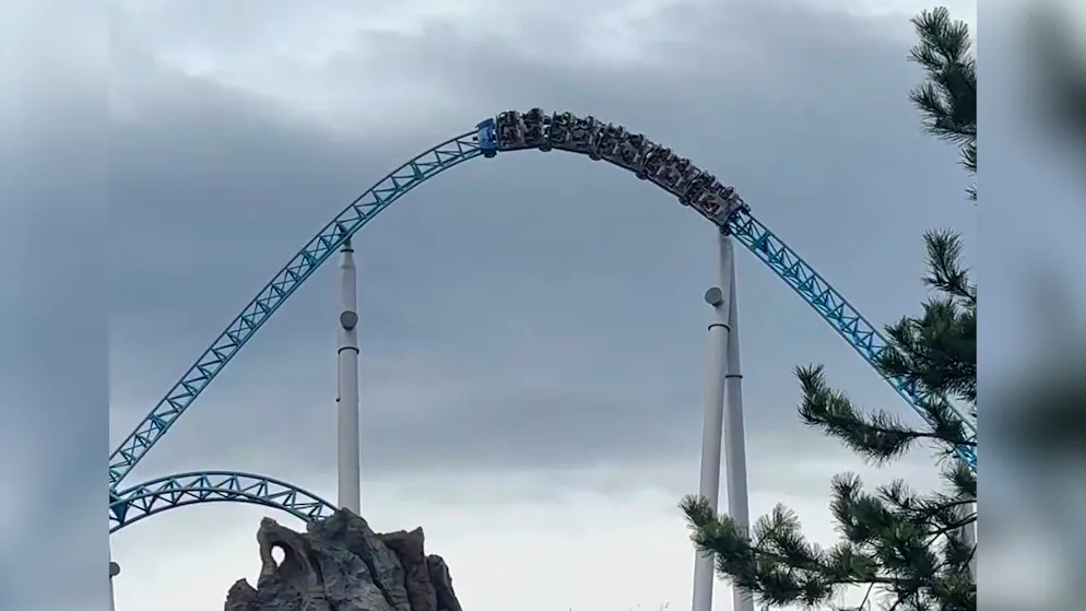Störung im Europa-Park. Achterbahn rollt plötzlich rückwärts