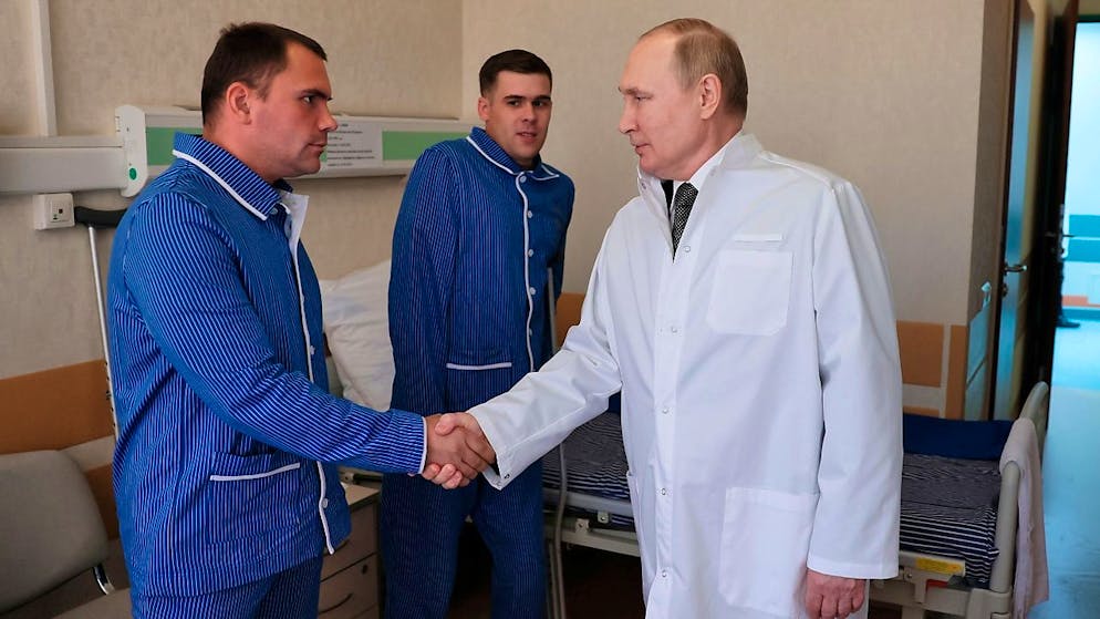 ARCHIV - Russlands Präsident Wladimir Putin (r) im Zentralen Militärkrankenhaus in Moskau (Archivbild). Foto: Mikhail Metzel/Pool Sputnik Kremlin/AP/dpa
