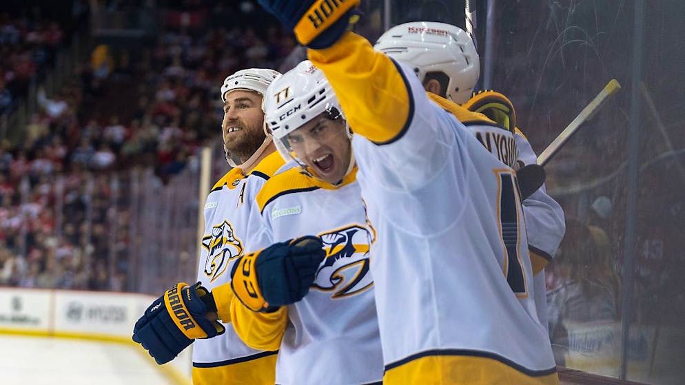 Die Nashville Predators, die Mannschaft mit Captain Roman Josi, jubeln. Zwei wichtige Punkte sind in trockene Tücher gelegt.