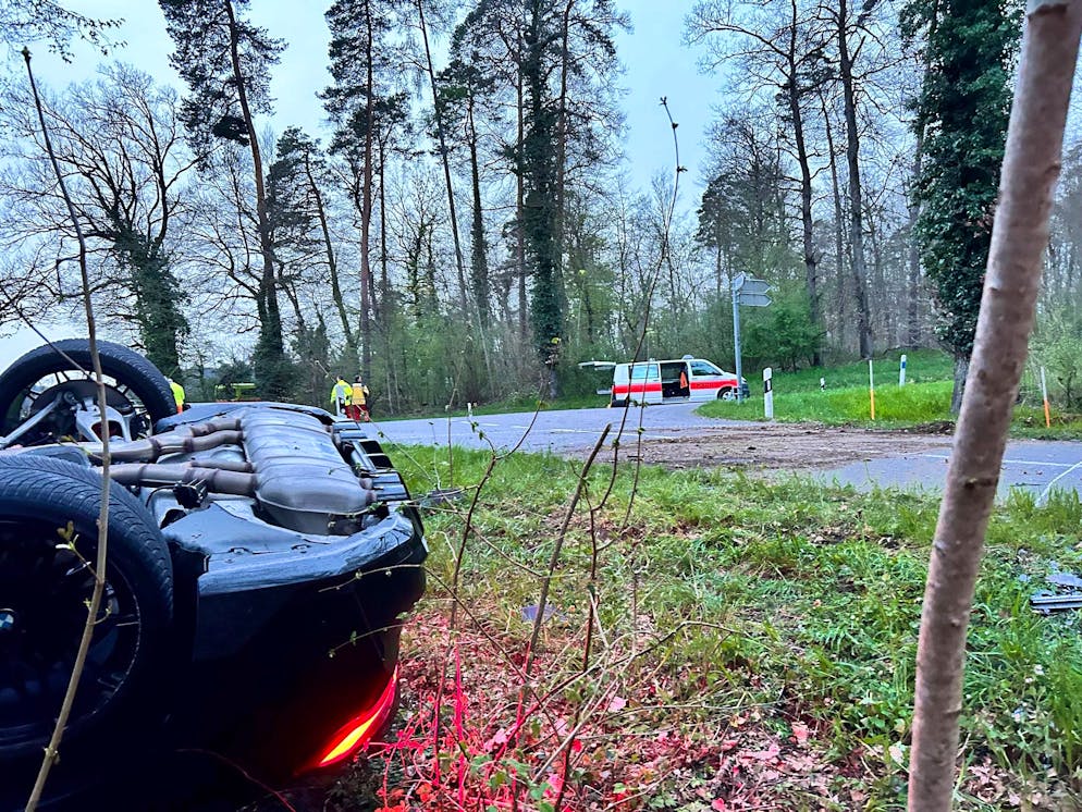 Das Auto kam in einem Waldstück auf dem Dach liegend zum Stehen. (Symbolbild)
