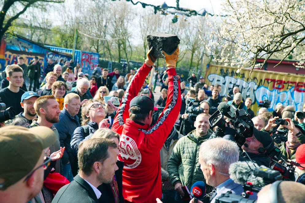 Les habitants et leurs invités ont déchaussé les pavés sous le soleil de printemps.