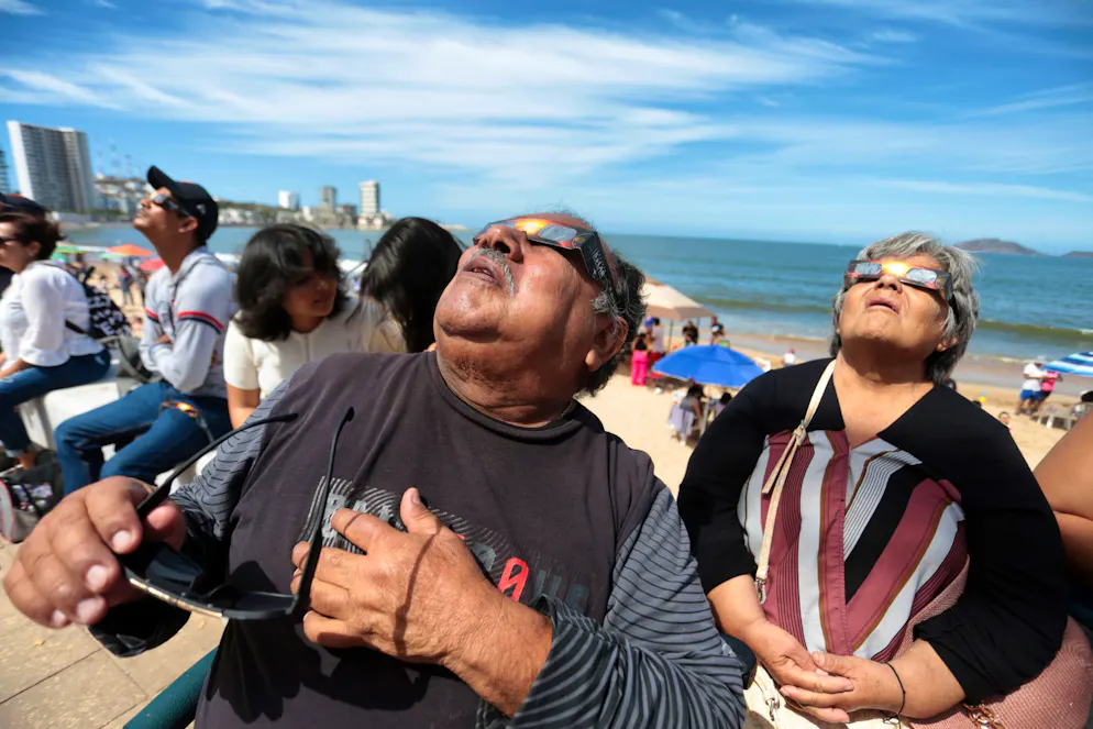 Millionen Menschen sehen totale Sonnenfinsternis - Gallery. Menschen versammeln sich unter anderem im Hafen von Mazatlán, Mexico, um die totale Sonnenfinsternis beobachten.