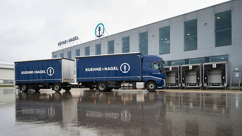 Fahrzeuge von Kühne+Nagel an Verladerampen in Möhlin AG. (Archivaufnahme)