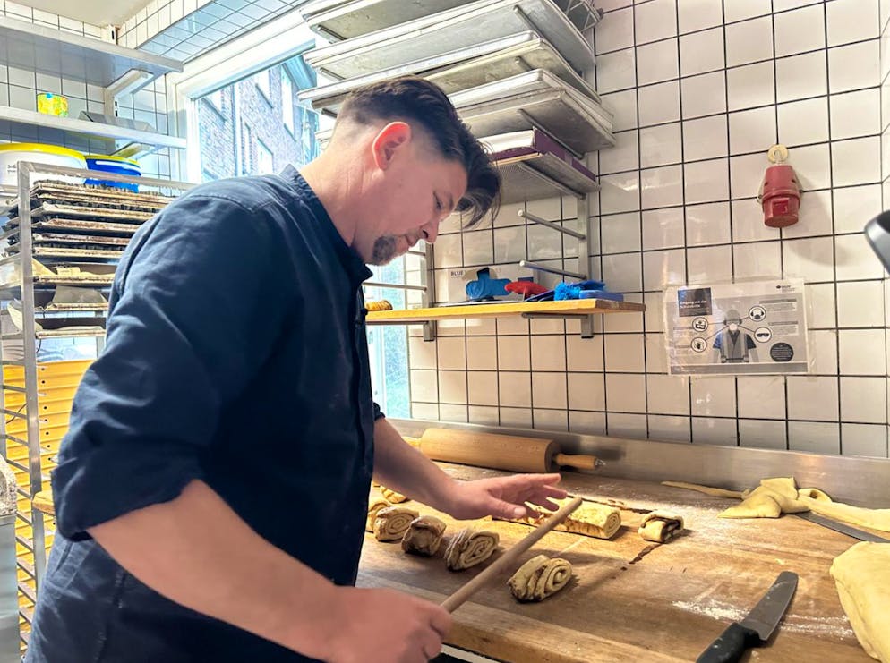 Eklat bei «Kitchen Impossible»: Mälzer: «Ich mag dich wirklich, aber ...». Noch ahnt Tim Mälzer nicht, dass das Franzbrötchen - welches er nicht probiert hat - mit Sauerteig hergestellt wird.