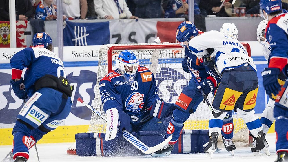 Zug bleibt nur noch die Erinnerung als Hoffnung - Gallery. Wirkungsloser Kampf gegen eine Übermacht: Zugs Lino Martschini kann sich gegen vier Zürcher nicht durchsetzen.