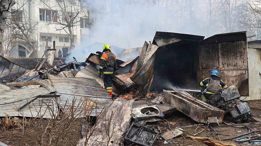 Feuerwehrleute löschen ein Feuer nachdem eine russische Präzisionsmunition zivile Infrastrukturen in Charkiw im Nordosten der Ukraine getroffen hat. Foto: -/Ukrinform/dpa