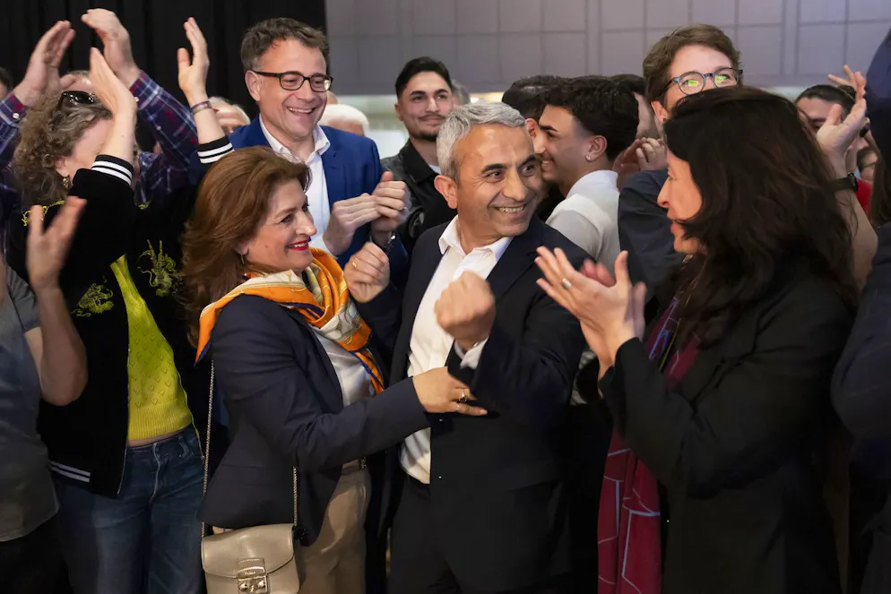 Mustafa Atici (Mitte) ist neu gewählter Regierungsrat Basel-Stadt. Seine Frau Cennet (links von im) und Regierungsrätin Tanja Soland (rechts von ihm) gratulieren.