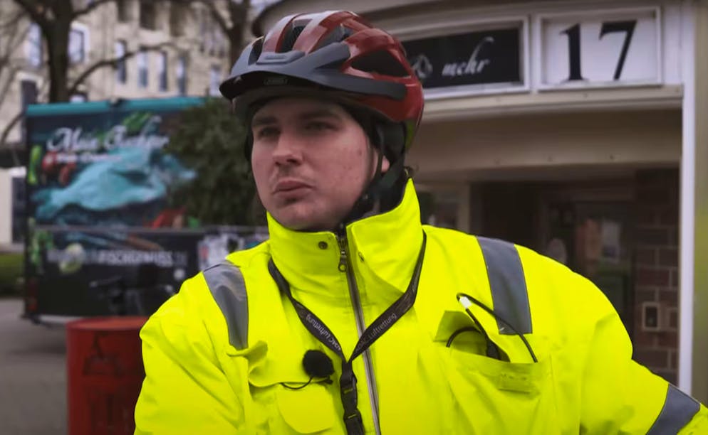 Der selbst ernannte «Anzeigenhauptmeister» Niclas Matthei streift durch Deutschlands Strassen und zeigt Verkehrssünder an.