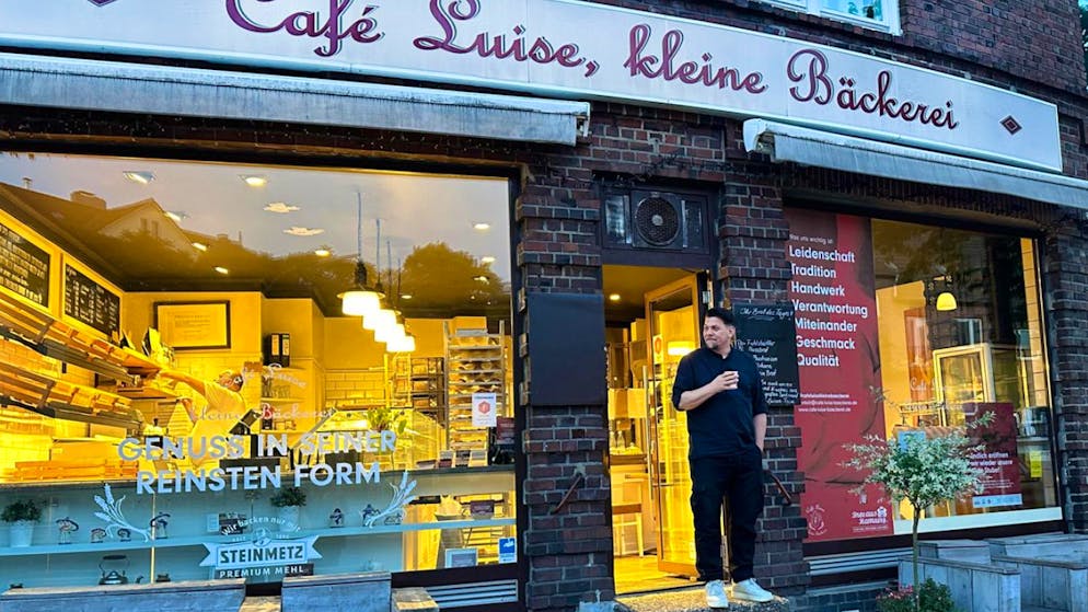 Eklat bei «Kitchen Impossible»: Mälzer: «Ich mag dich wirklich, aber ...». Bei seiner ersten Aufgabe soll Tim Mälzer das perfekte Franzbrötchen kreieren. Mälzer trinkt erstmal einen Kaffee.