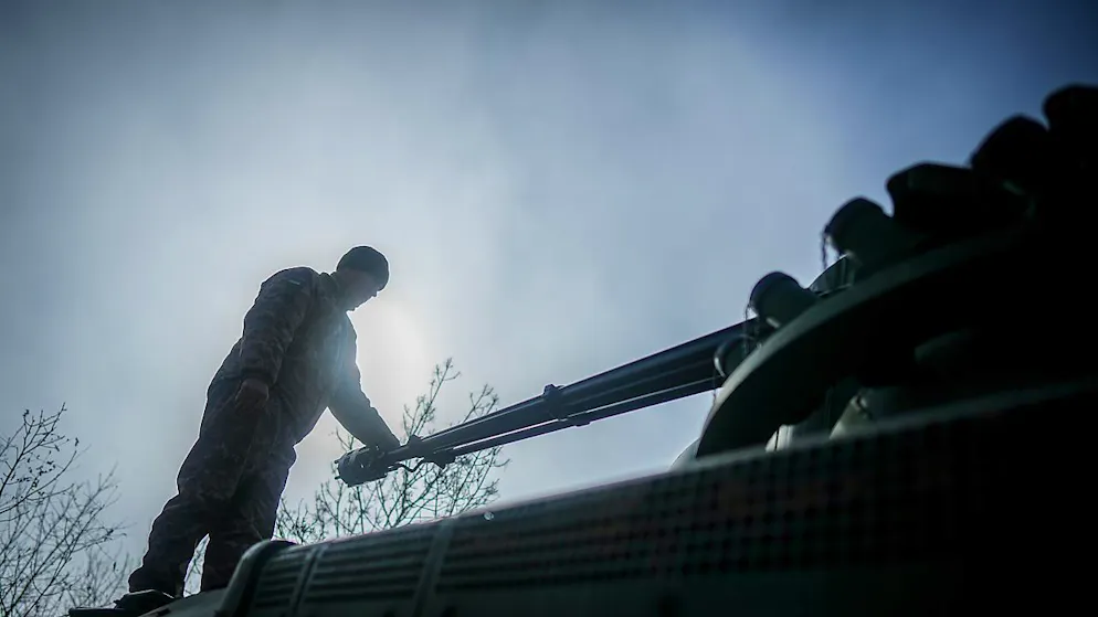 ARCHIV - Ein Gepard Flugabwehrkanonenpanzer steht mit seiner Besatzung in einer Stellung östlich von Odessa (Archivbild). Foto: Kay Nietfeld/dpa