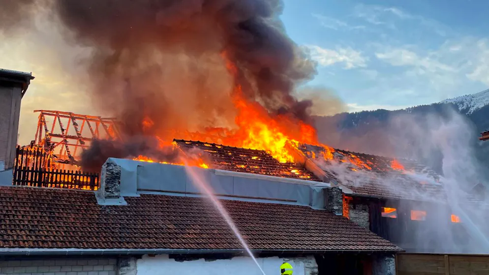 Vier Gebäude bei Brand in Domat/Ems GR abgebrannt oder beschädigt - Gallery. Der Dachstock eines Stalls im Dorfzentrum von Domat/Ems GR steht in Vollbrand.