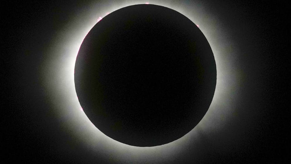 Totale Sonnenfinsternis zieht von Mexiko über die USA und Kanada - Gallery. Der Mond schob sich vollständig vor die Sonne, wie man es an der mexikanischen Pazifikküste bei Mazatlán am Montag sehen konnte.