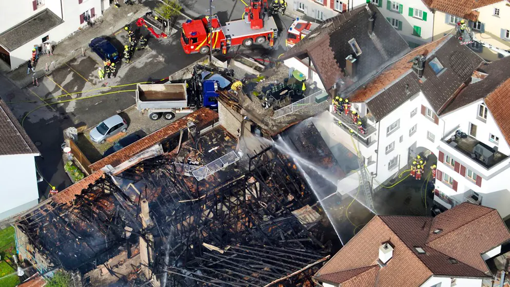 Vier Gebäude bei Brand in Domat/Ems GR abgebrannt oder beschädigt - Gallery. Zwei Ställe brannten in Domat/Ems GR vollständig ab, zwei Wohnhäuser wurden beschädigt.
