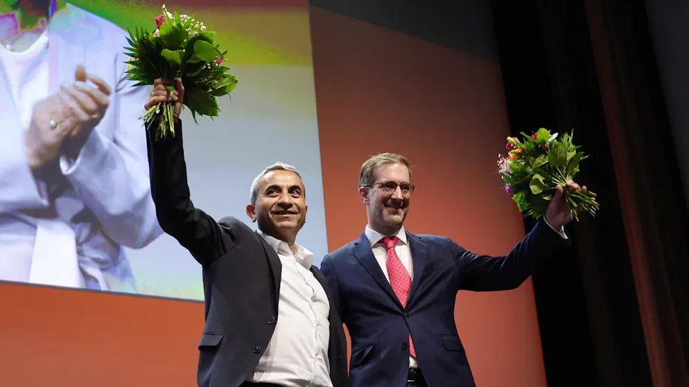 Mustafa Atici (links) und Conradin Cramer, neu gewählter Basler Regierungspräsident Basel-Stadt, posieren am 7. April für die Kameras.