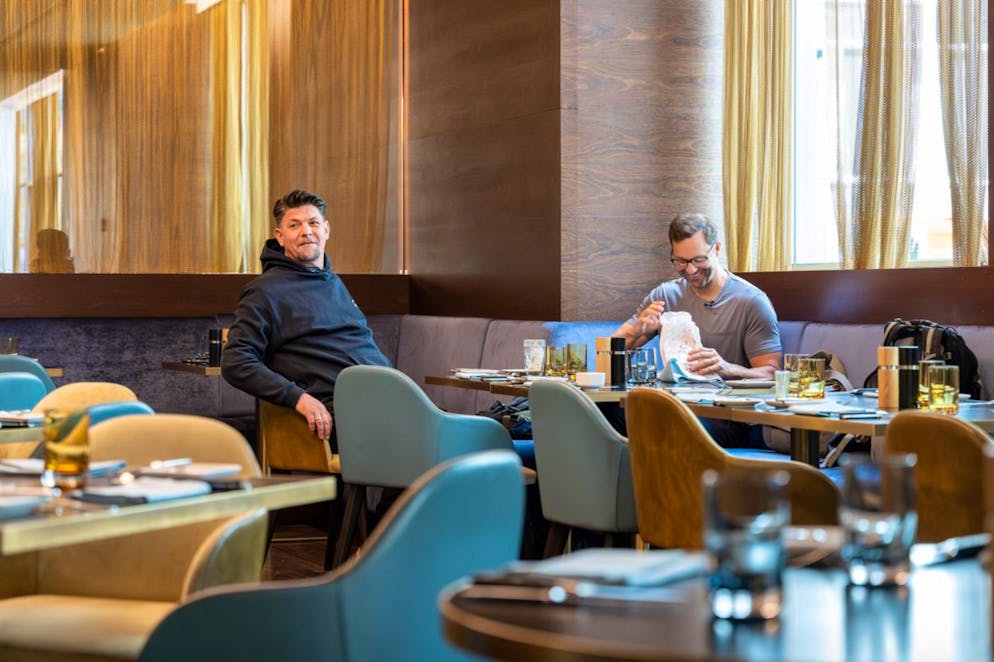 Eklat bei «Kitchen Impossible»: Mälzer: «Ich mag dich wirklich, aber ...». Noch lacht Tim Mälzer, aber seine 3,1-Punkte-Niederlage durch seine improvisierten Franzbrötchen wird ihm sehr zu schaffen machen.