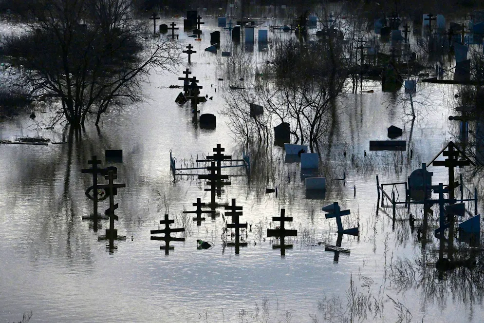 Lage in Russlands Hochwassergebieten weiter angespannt - Gallery. Ein Friedhof in Orsk in Russland steht unter Wasser.