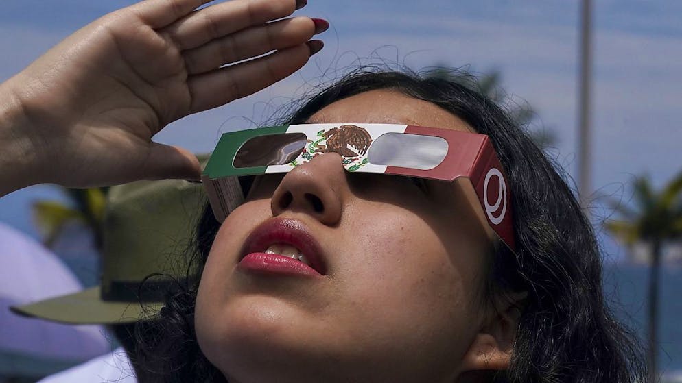 Totale Sonnenfinsternis zieht von Mexiko über die USA und Kanada - Gallery. Die totale Sonnenfinsternis in Mazatlán an der nordwestmexikanischen Pazifikküste löste Staunen aus.