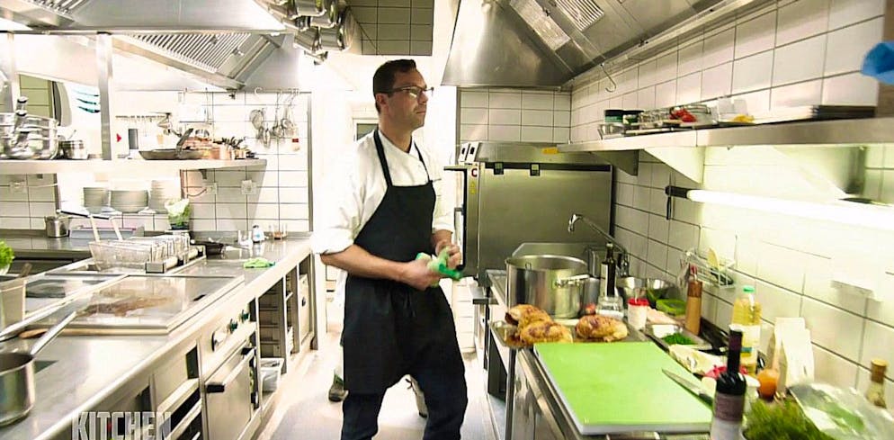 Eklat bei «Kitchen Impossible»: Mälzer: «Ich mag dich wirklich, aber ...». Frauneder erwartet ein gefülltes Perlhuhn. Leider verwendet Frauneder eine Maispoularde.