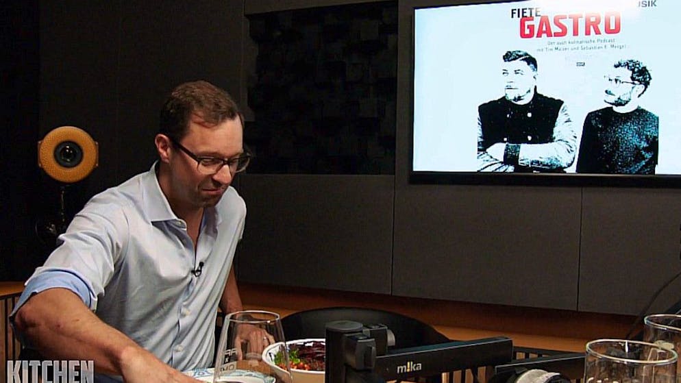 Eklat bei «Kitchen Impossible»: Mälzer: «Ich mag dich wirklich, aber ...». Direkt nach seinem Transatlantikflug geht`s für Frauneder ins Podcaststudio. Nach einer gemeinsamen «Fiete Gastro»-Folge überrascht Mälzer seinen Freund mit der ersten Kochbox.