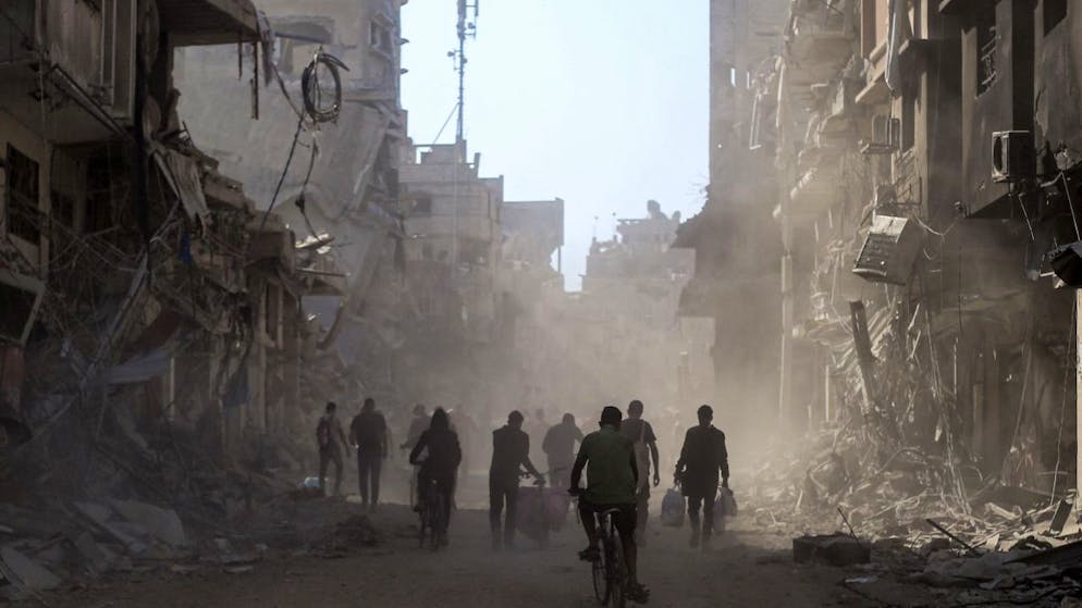 dpatopbilder - Palästinenser kommen mit ihren Habseligkeiten zurück nach Chan Junis, nachdem sich die israelischen Streitkräfte zurückgezogen haben. Foto: Mohammed Talatene/dpa