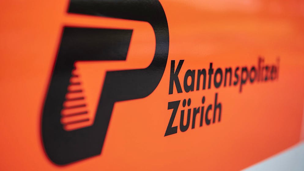 Bei einem Unfall zwischen einem Lieferwagen und einem Lastwagen haben sich am Dienstag in Hinteregg zwei Personen verletzt.