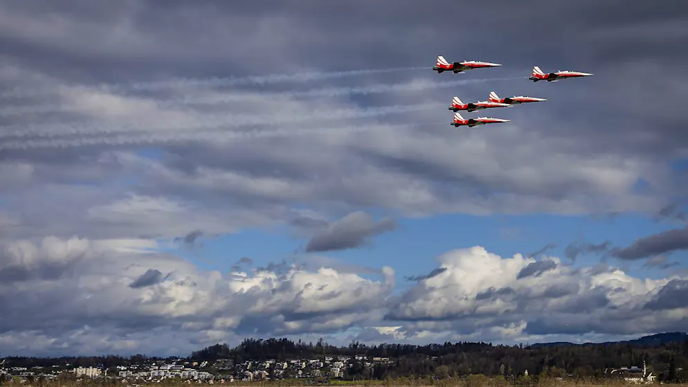 Die zuständige Nationalratskommission will eine Zukunft für die F-5-Tiger-Kampfjets, die auch von der Kunstflugstaffel Patrouille Suisse verwendet werden. (Archivbild)