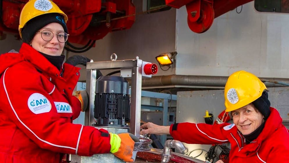 Erstautorin Clara Leistenschneider (links) und Forschungsgruppenleiterin Patricia Holm entnahmen die Proben aus dem Polarmeer der Antarktis.