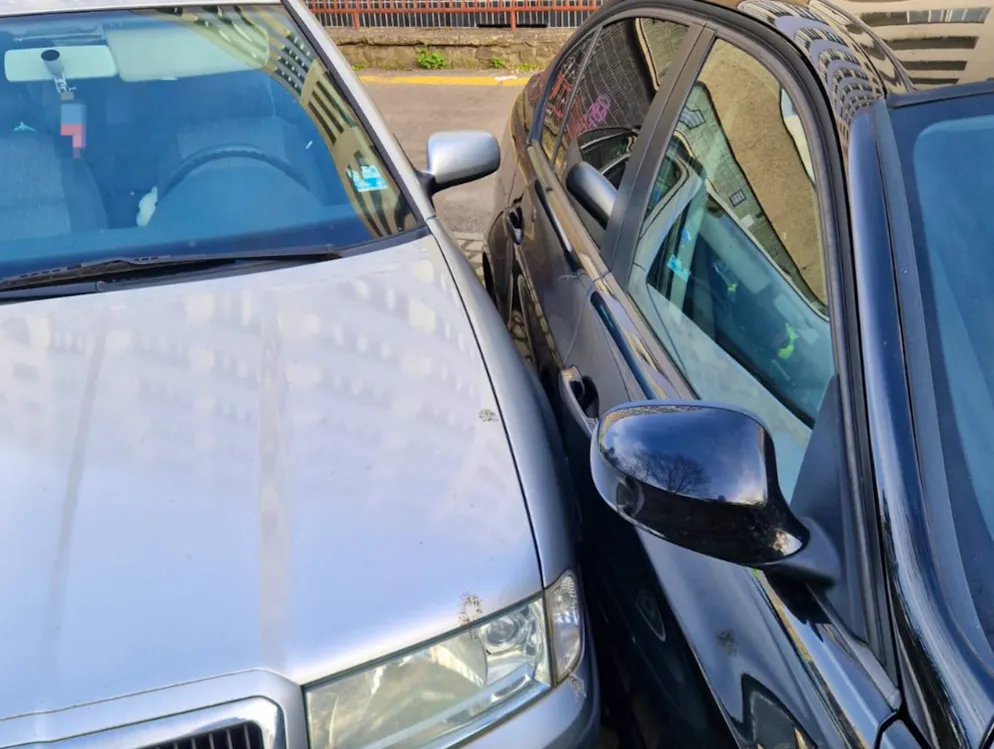 Frau kracht beim Einparken in anderes Auto – mit 5,76 Promille. Die Frau, die in das Messgerät pusten musste, hatte zuvor ein anderes Auto beim Einparken beschädigt. 
