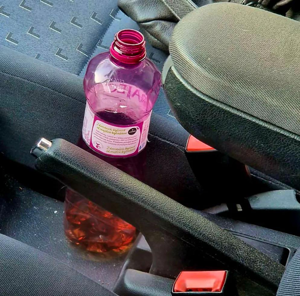 Frau kracht beim Einparken in anderes Auto – mit 5,76 Promille. Mit im Auto hatte sie eine Wasserflasche, die mit Whiskey gefüllt war.