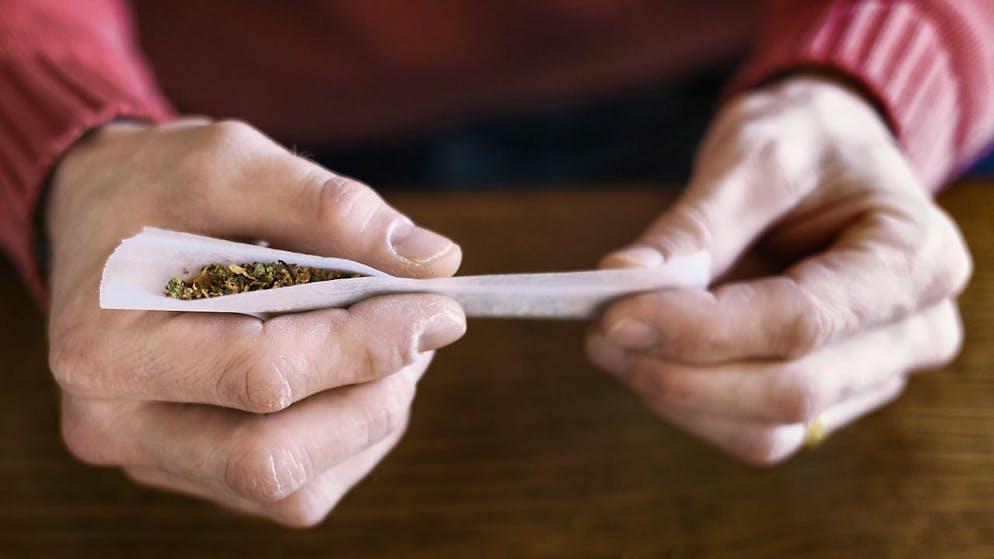 Zu Studienzwecken können in Luzern ausgewählte Personen legal Cannabis erwerben. (Symbolbild)