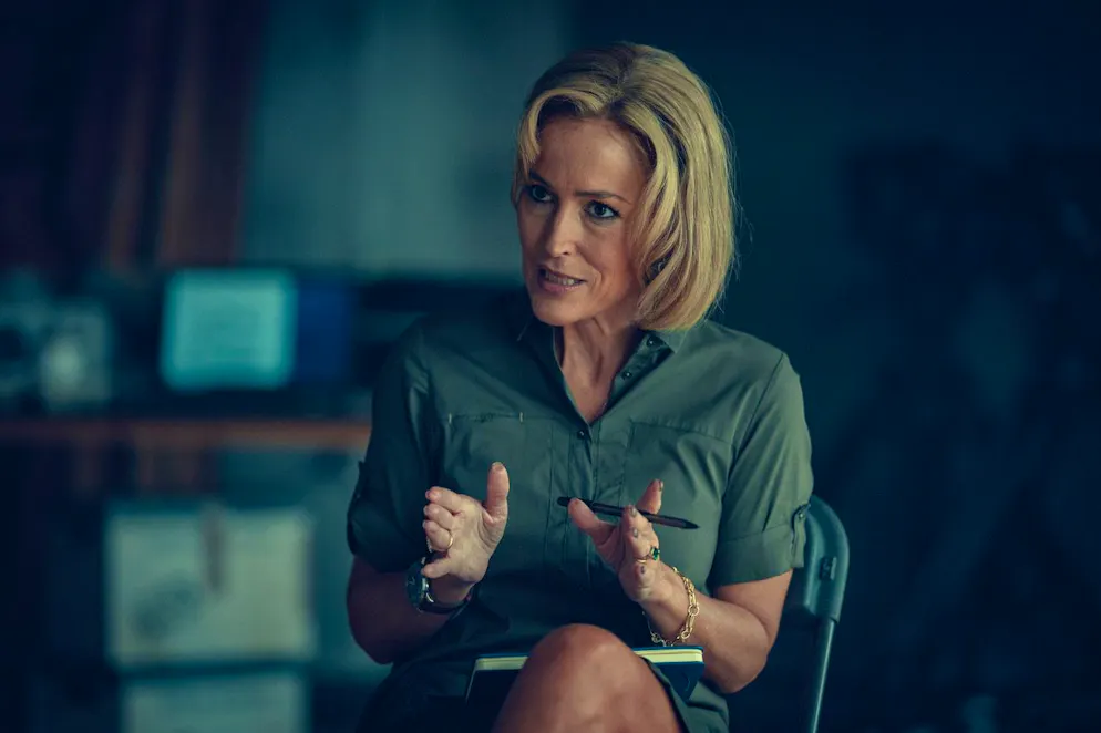 «Scoop»: Gillian Anderson bringt Prinz Andrew zu Fall. Die News-Moderatorin Emily Maitlis ist in Grossbritannien sehr bekannt, weshalb Gillian Anderson zuerst zögerte, die Rolle zu übernehmen. Schliesslich erinnerte sie sich jedoch an einen Rat, den sie erhielt, als sie Premier-Ministerin Margaret Thatcher in «The Crown» spielte: «Ich sei aus einem besonderen Grund engagiert worden, deshalb sei es wichtig, dass ein Teil von mir immer noch übrig bleibt», hat sie damals jemand beruhigt. «Das war auch hier hilfreich, nicht zu besessen zu sein, wenn ich das Gefühl hatte, ich treffe die Person nicht ganz.»