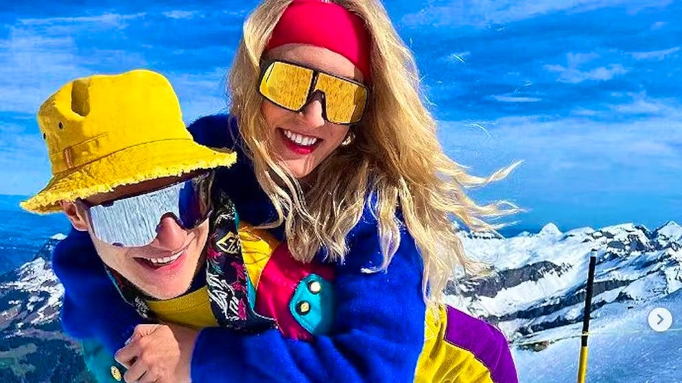 Divertimento ad alta quota. Marco Odermatt e la fidanzata Stella brillano in un look anni '80