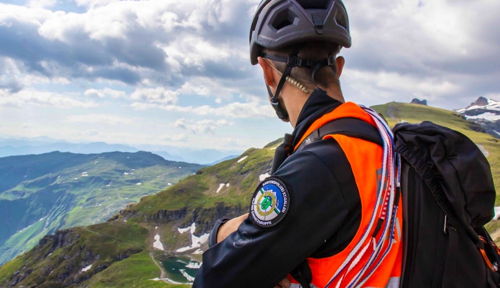 Patrouillen der Kantonspolizei St. Gallen fanden den Mann unterhalb der Südwand des Mittleren Goggeien. 