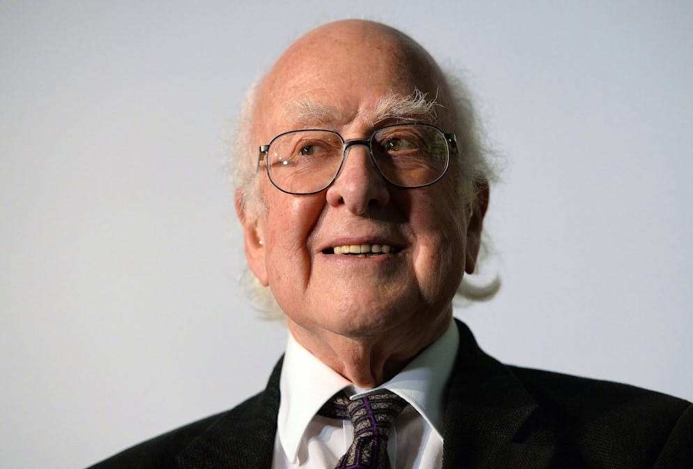 Von diesen Stars mussten wir uns 2024 verabschieden. <strong>08.04. Peter Higgs (94):</strong> Seine Theorie zur Masse von Elementarteilchen machte den Engländer und Nobelpreisträger Peter Higgs weltberühmt.