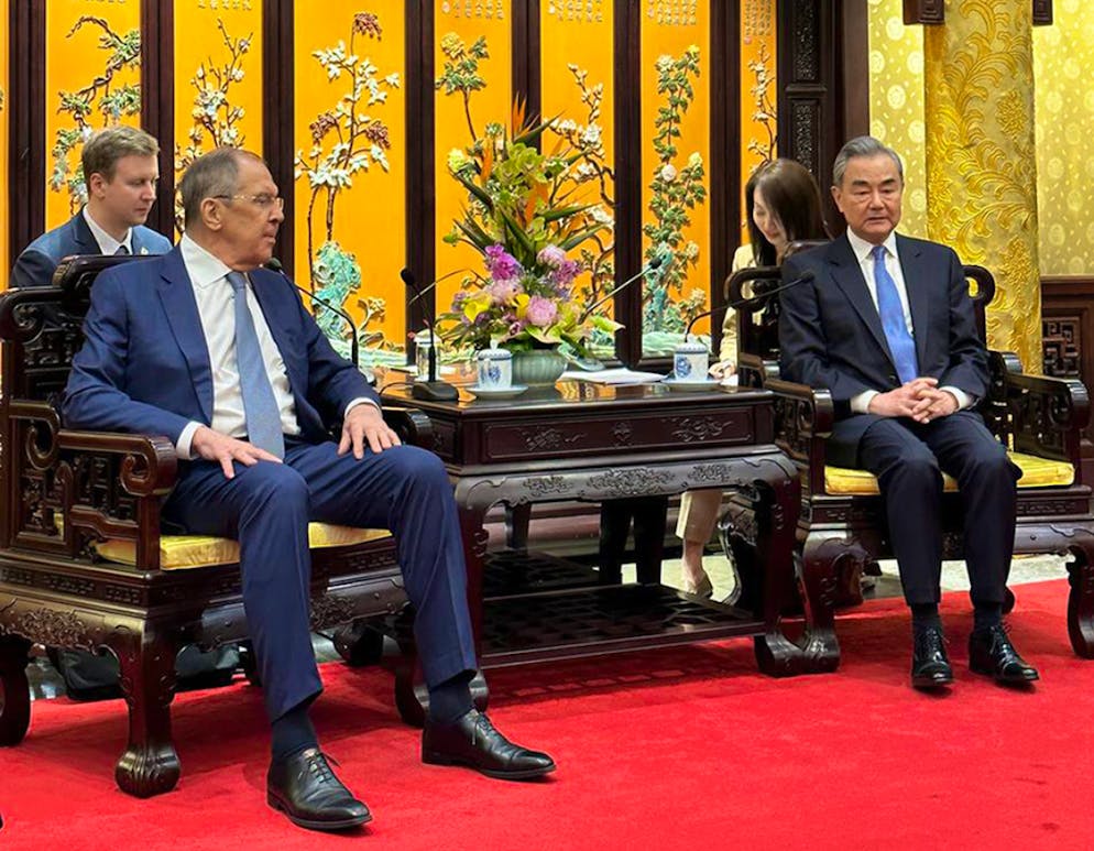 Sur cette photo publiée par le service de presse du ministère russe des Affaires étrangères le lundi 8 avril 2024, le ministre russe des Affaires étrangères Sergueï Lavrov, à gauche, et le ministre chinois des Affaires étrangères Wang Yi lors de leur rencontre à Pékin, en Chine. (Service de presse du ministère russe des affaires étrangères via AP)