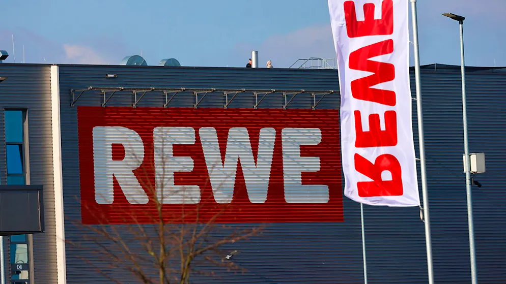 Trotz Konsumflaute: Der deutsche Handelsriese Rewe steigert 2023 den Gewinn. (Archivbild)