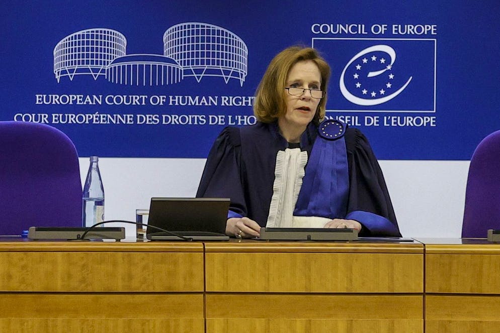 I fatti più importanti per la Svizzera e il Ticino nel 2024. Il 9 aprile la Corte europea dei diritti dell'uomo (Cedu) condanna la Svizzera per violazione dei diritti umani in ambito ambientale. Ha dato così ragione all'associazione «Anziane per il Clima» che aveva presentato un ricorso denunciando quella che considera l'inazione della Confederazione di fronte ai cambiamenti climatici. È la prima volta che la Cedu condanna uno Stato per mancanza di iniziative contro il cambiamento del clima, legando la tutela dei diritti umani al rispetto degli obblighi ambientali.