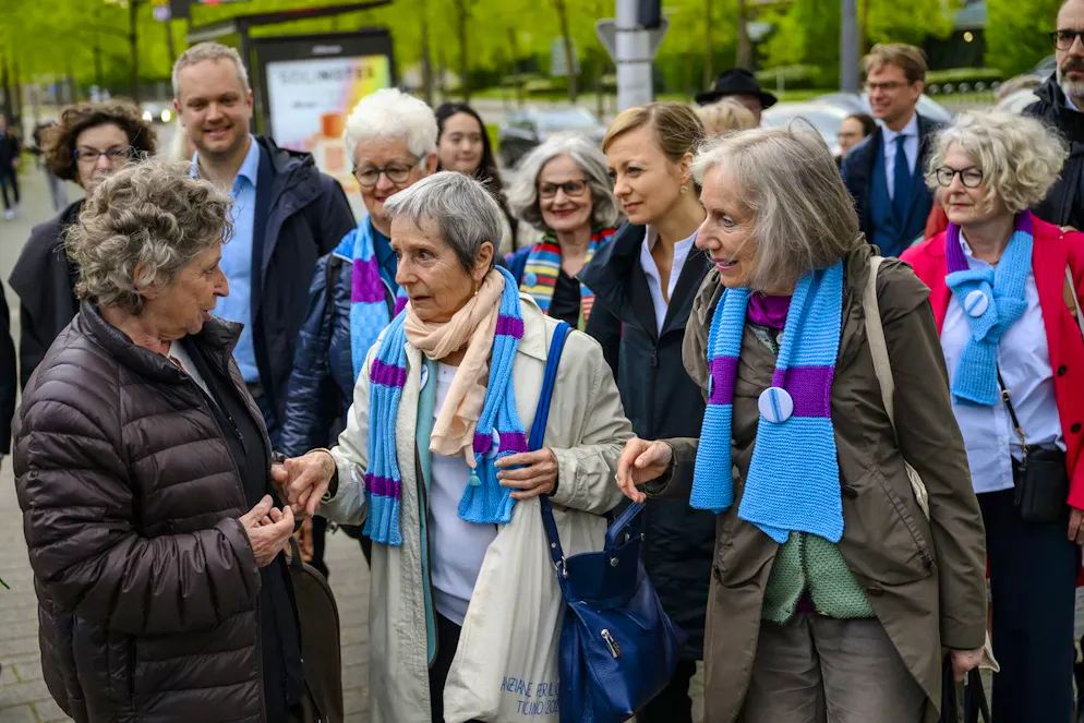 Die Klimaseniorinnen am Dienstag vor dem Europäischen Gerichtshof für Menschenrechte. 