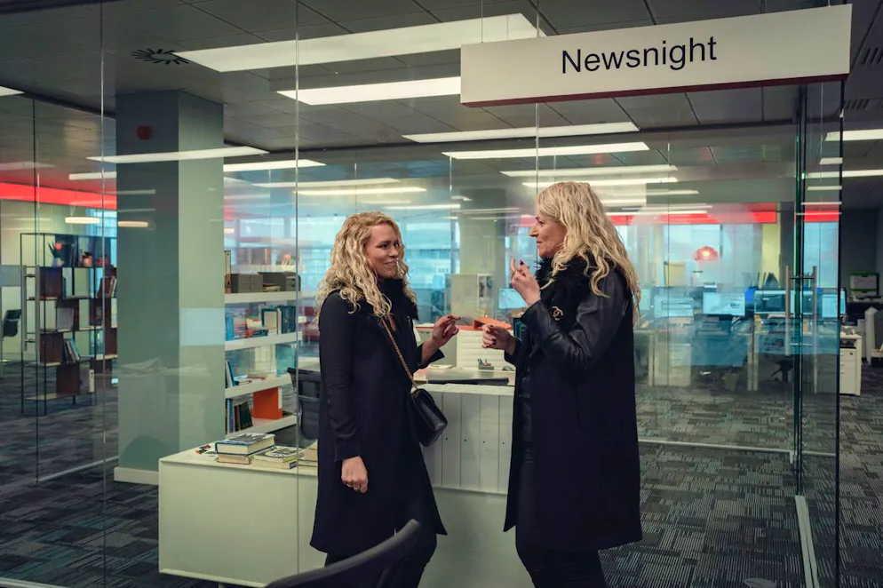 «Scoop»: Gillian Anderson bringt Prinz Andrew zu Fall. Die Interview-Bookerin Sam McAlister (rechts) wird in «Scoop» von Billie Piper dargestellt. Im Gegensatz zu Gillian Anderson und Rufus Sewell, die bekannte Persönlichkeiten spielen, musste sie keine Gesten detailliert auswendig lernen. «Ausserdem ist Sam sehr umgänglich», so die Schauspielerin. «Ich konnte sie ungeniert fragen, wenn mir etwas nicht klar war.»